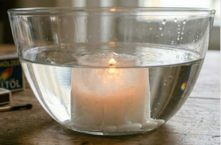Brennende Kerze unter Wasser